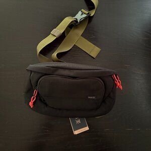 NEW Roark Compadre RA227 Black 2.5L Hipsack Fanny Pack